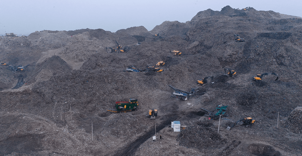 Hyundai excavators at Okhla dumpsite